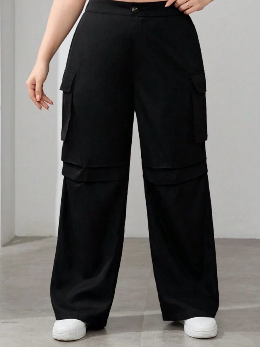 Black Wide-Leg Cargo Pants - Women's